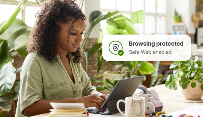 Proteção para navegação na Internet - uma mulher verificando o e-mail no notebook