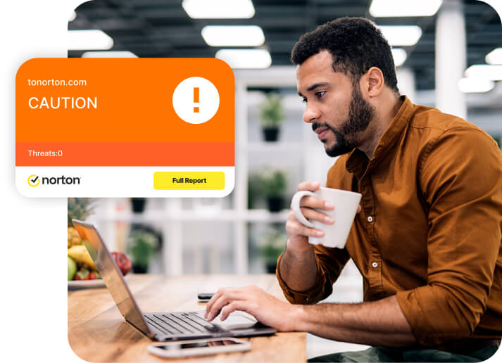 homem bebendo xícara de café usando o lançamento do Norton Safe Search.